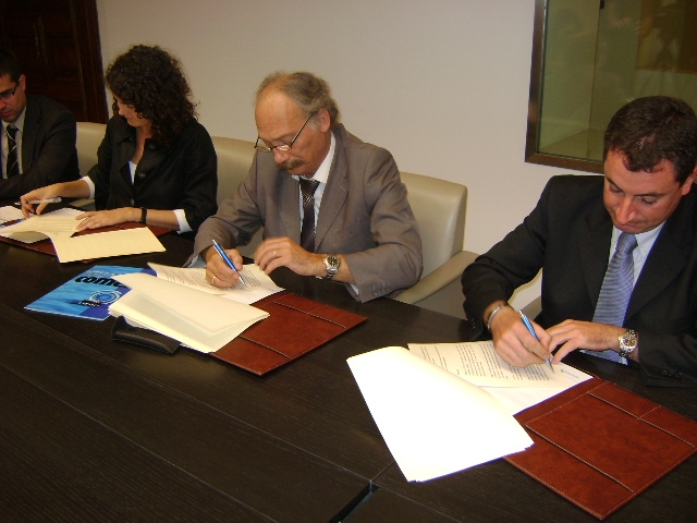 Signatura del conveni entre Puig, Aymamí i Martínez