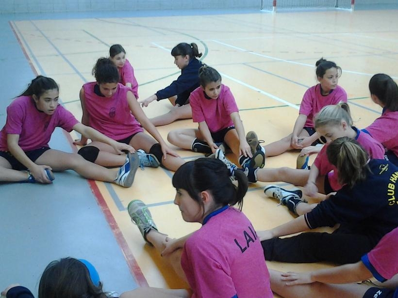 Les noies preparant-se per al partit