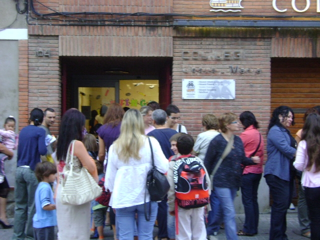 Els pares i mares a l'entrada dels col·legis
