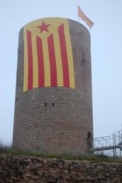 Una estelada gegant penja de la Torre de la Manresana