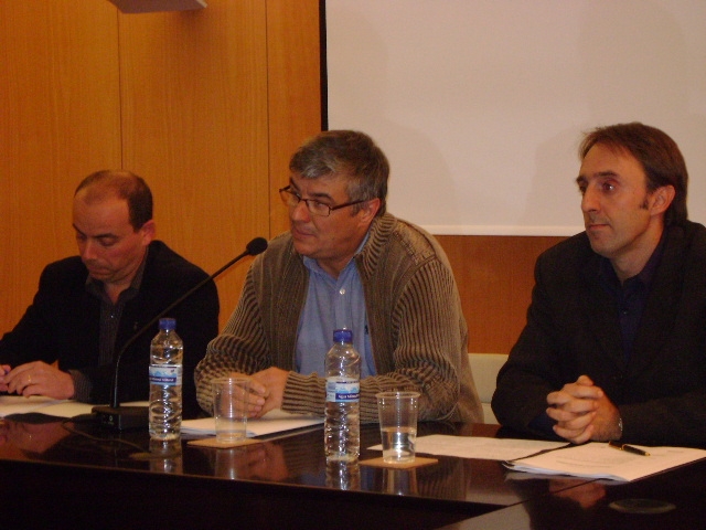 L'alcalde, Francesc Guisado amb el regidor Jaume Xaus i el gerent d'educació de la Diputació Jordi Plana