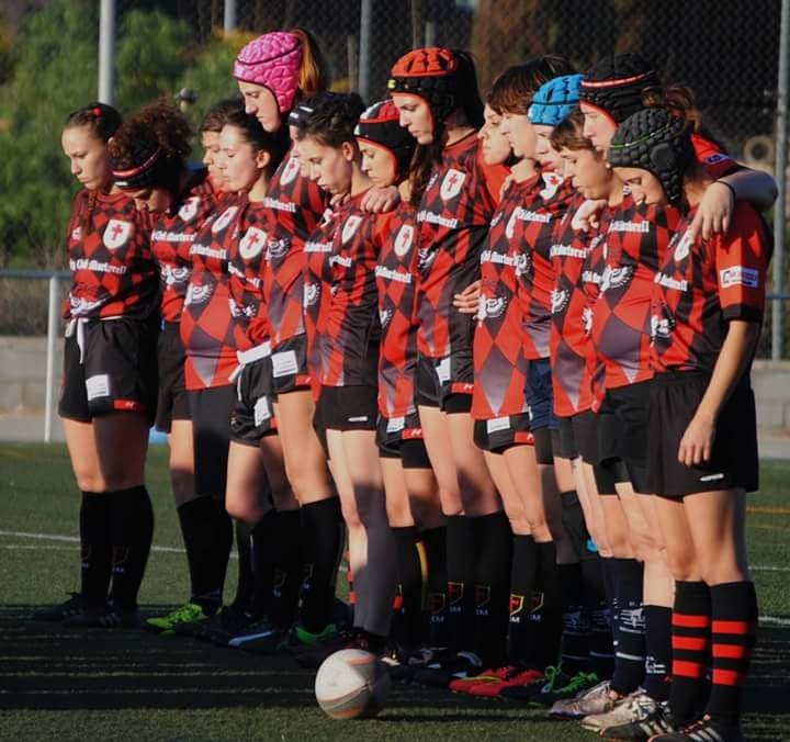 Minut de silenci de les noies de l'Anoia Rugbi Club, abans del partit