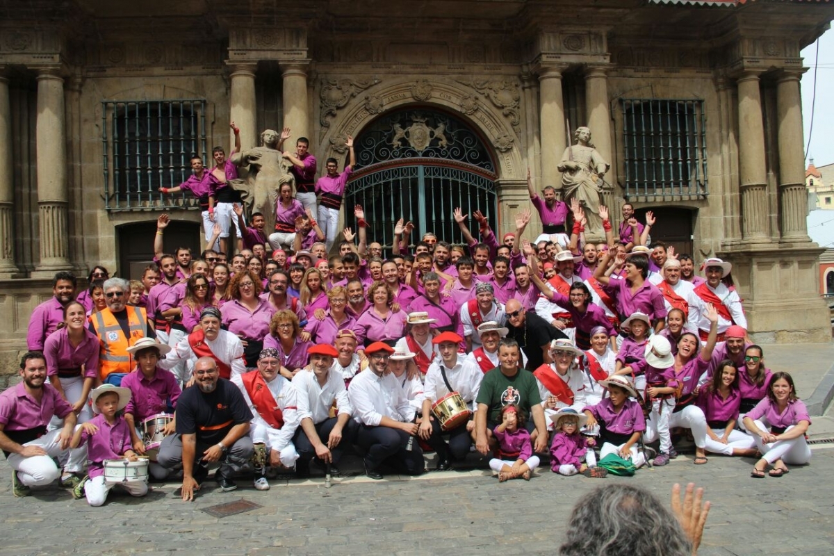 Foto de grup dels Moixiganguers amb els dansaires de San Lorenzo, davant l'Ajuntament d'Iruña