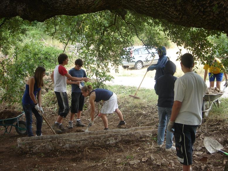 Joves d'arreu de catalunya treballant en la recuperació del Pou Bord a Pujalt, als camps de treball Ruràlia