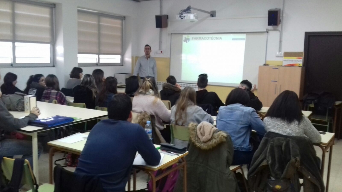 Personal de l'Hospital s'ha desplaçat al centre a fer les classes