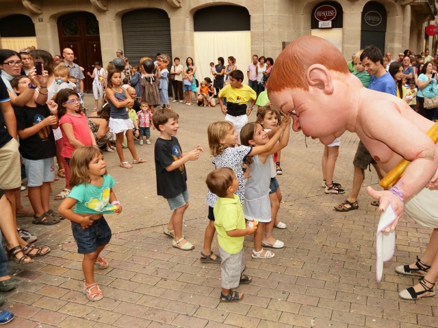 Els infants gaudeixen de la imatgeria festiva. Foto: Ajuntament