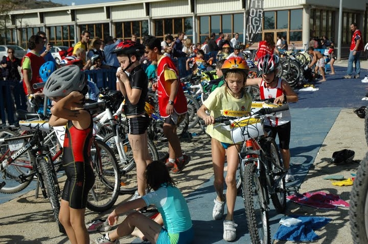 Participants en una edició anterior del Triatló Infantil - foto: CAI triatló