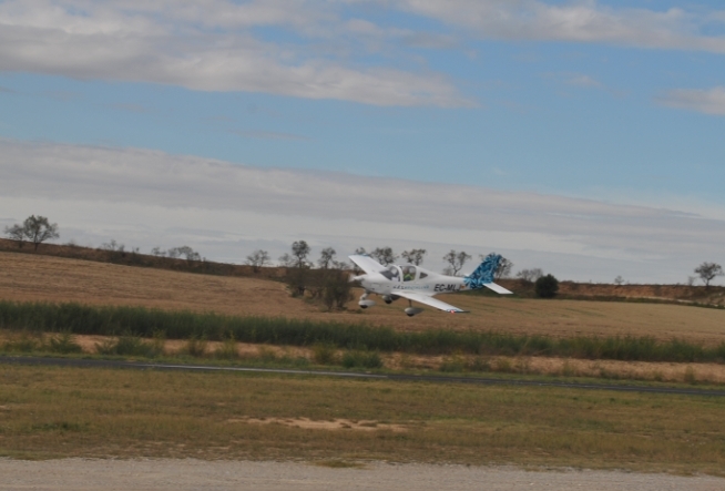 Una avioneta, a la pista de l'Aeròdrom 