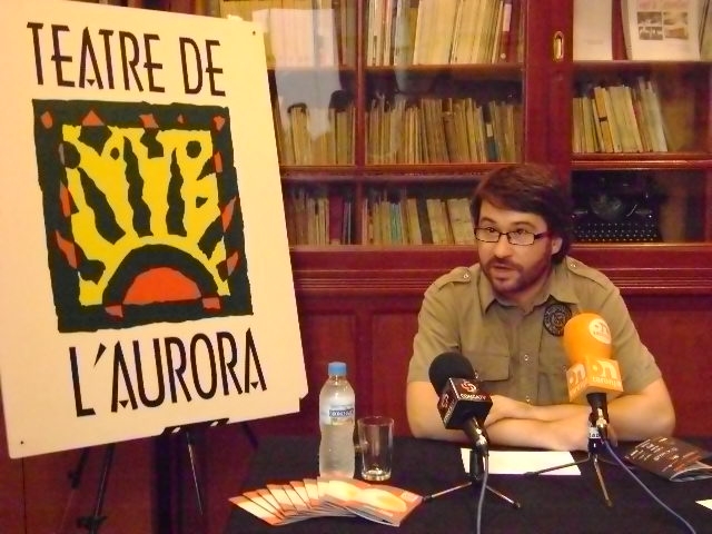 Òscar Balcells, el director del Teatre de l’Aurora presentant la programació