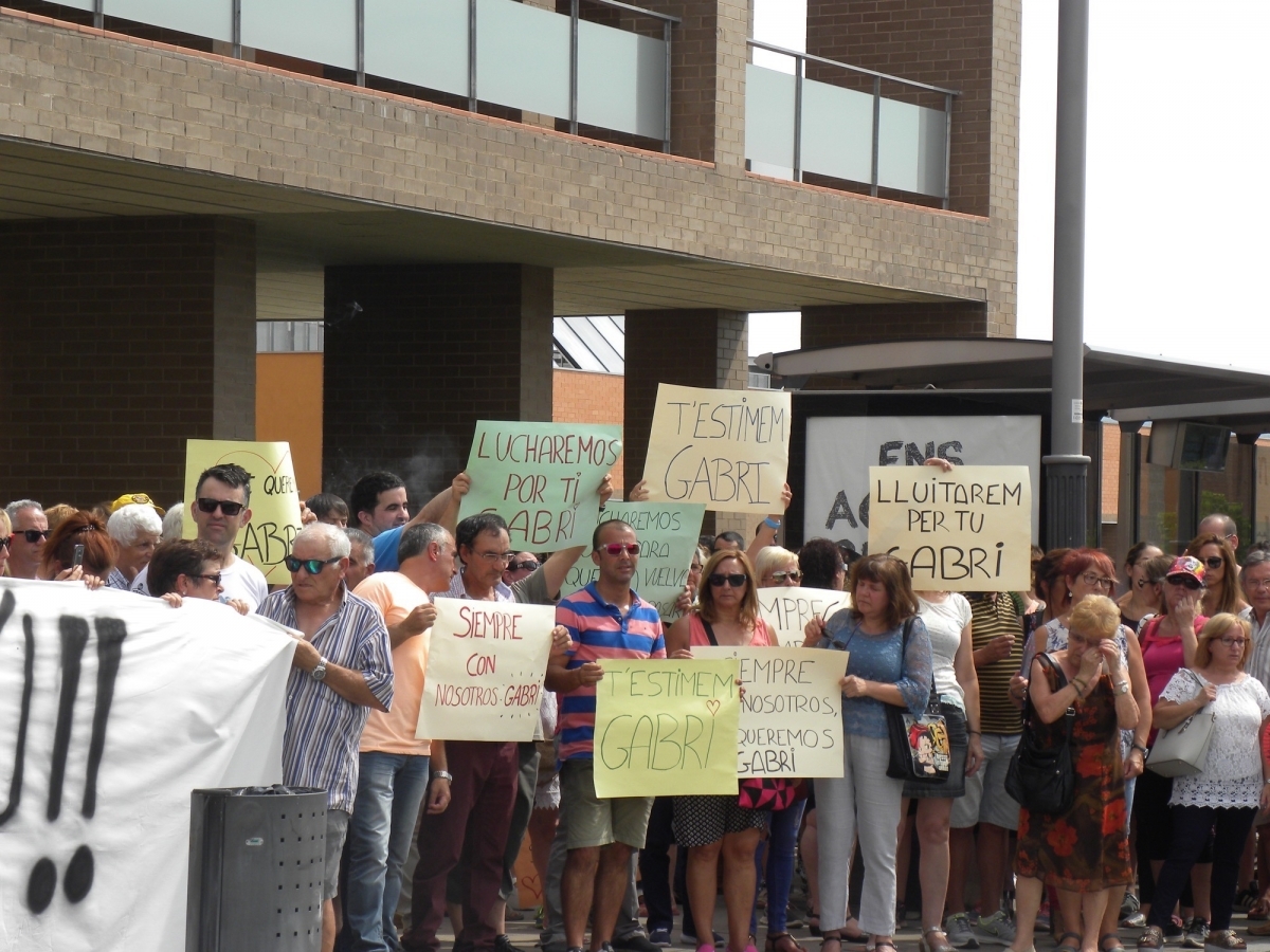 Gent de totes les edats sotenia pancartes amb missatges de suport.