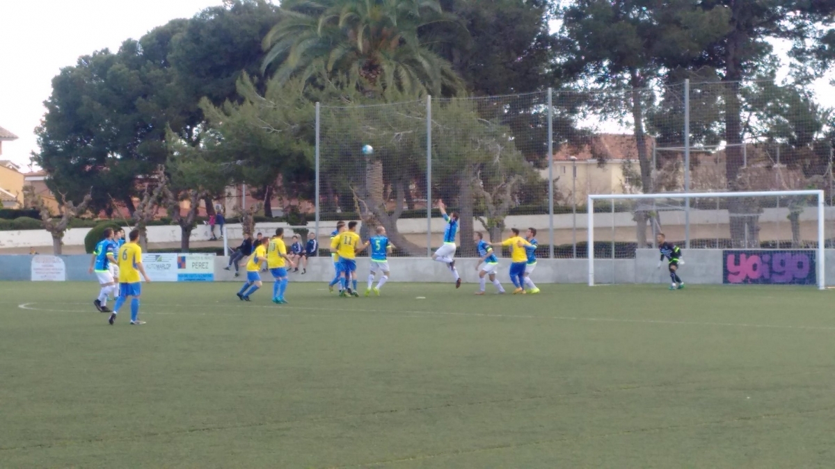 El gol inicial del Vila-seca, a la imatge, en una rematada de cap