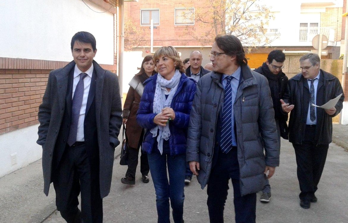 L'alcalde, esquerra, en una visita recent a l'escola