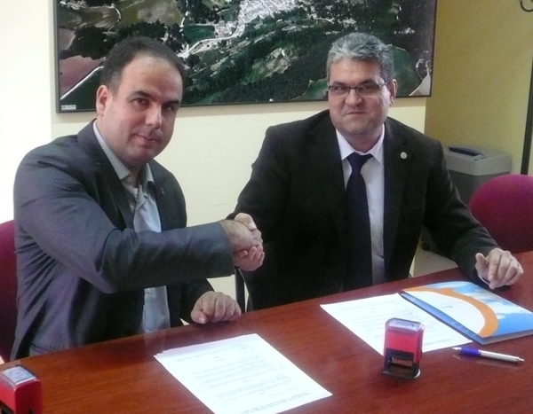 Jaume Riba signant el conveni amb Emili Castells