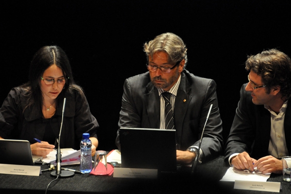 El president del parlament, Ernest Benach, amb els directius d'anoiadiari - foto: Eliana Tusell