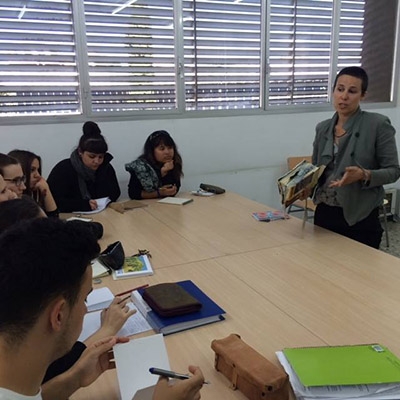 Miriam Ponsa amb alumnes de l'Escola Municipal Gaspar Camps