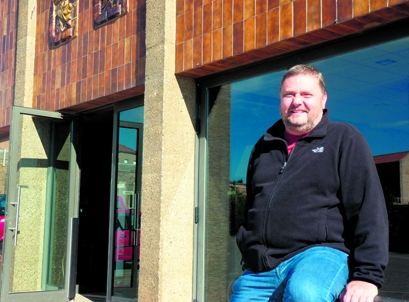 En imatge, Josep Garriga a la porta del Casal de Calaf