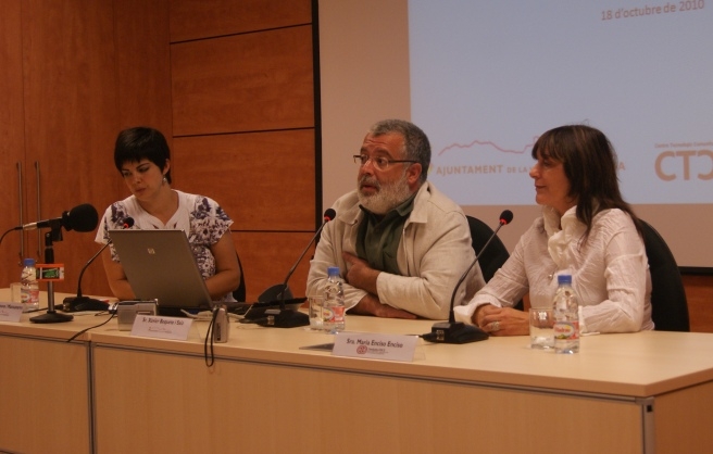 La responsable del CTC, Carol Villanova, l'alcalde Xavier Boquete i la representant de l'ONCE, Maria Enciso