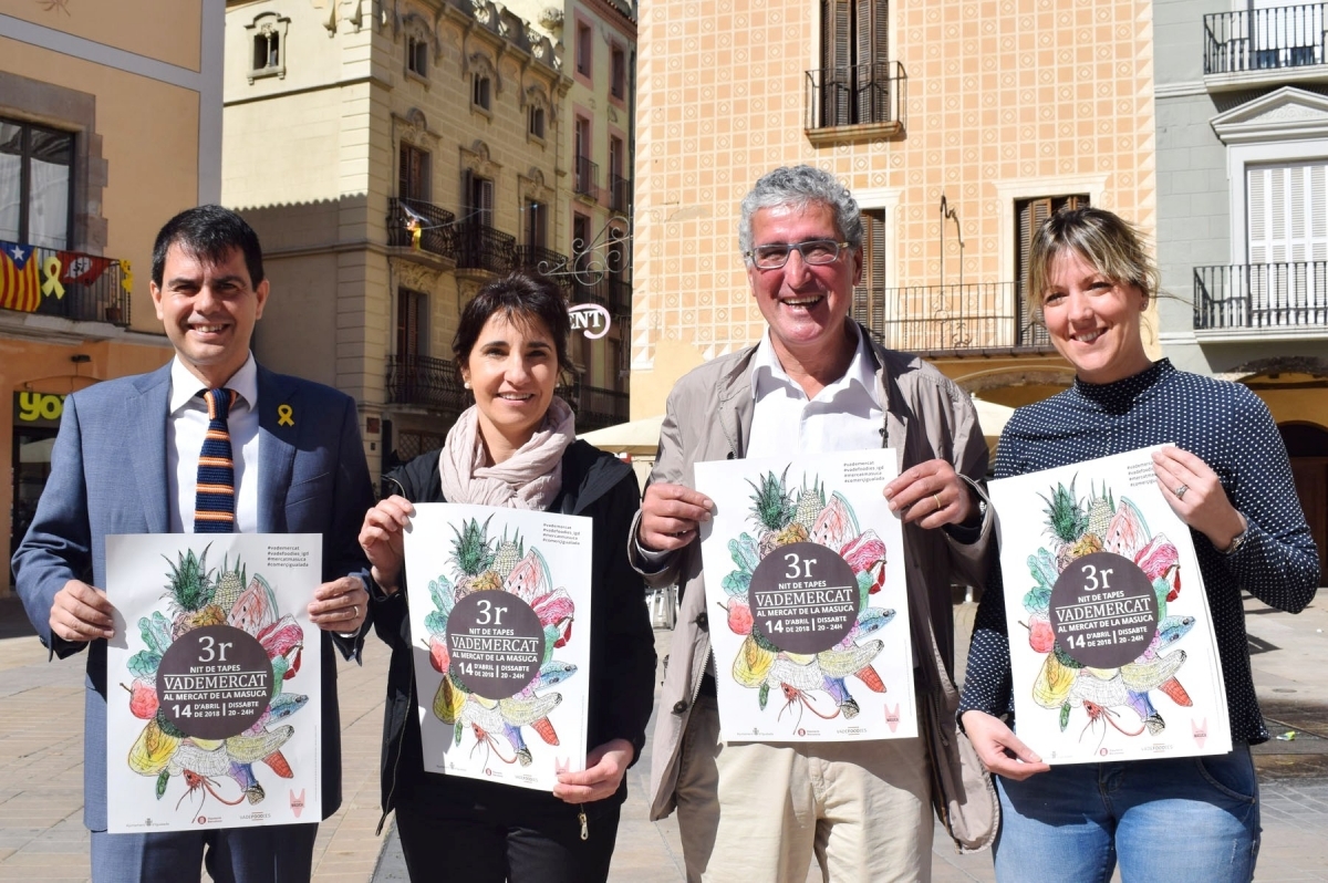 L'alcalde Marc Castells, esquerra, amb els representants del Mercat, Montserrat Esquius, i de l'associació