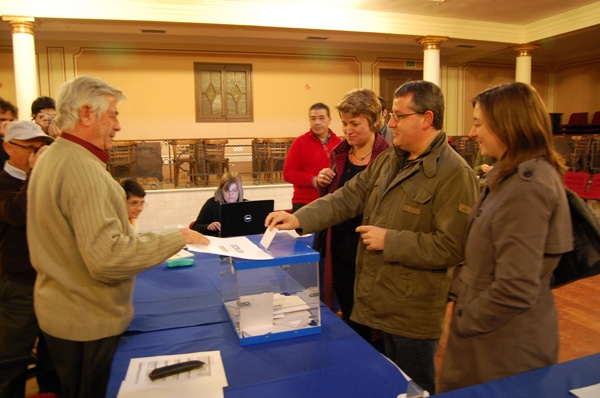 L'alcalde d'Hostalets, Jordi Calpe, votant acompanyat de Marina Llansana i Anna Simó, d'ERC