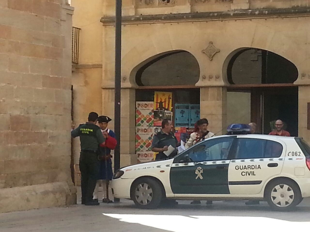 La Guàrdia Civil demanant-los el permís d'armes. Foto: @socatchick