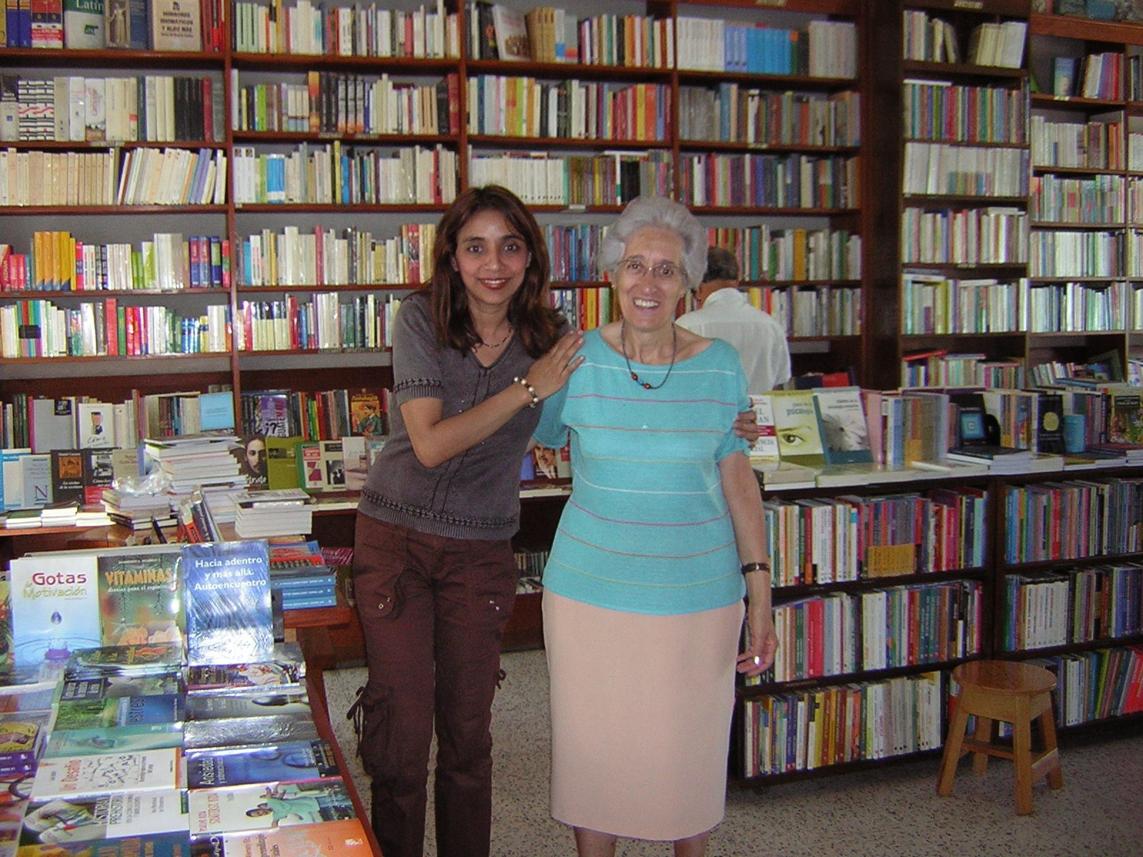 Josefina Oller, a la dreta, a la llibreria