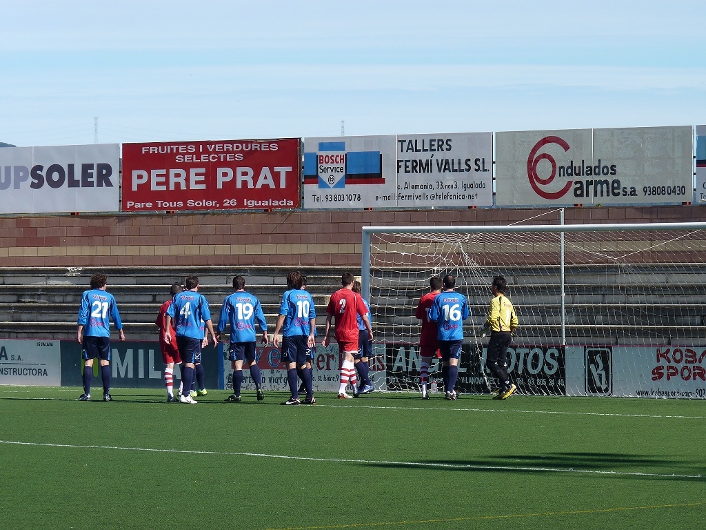 L'Igualada defensant una jugada de còrner davant el Santfeliuenc