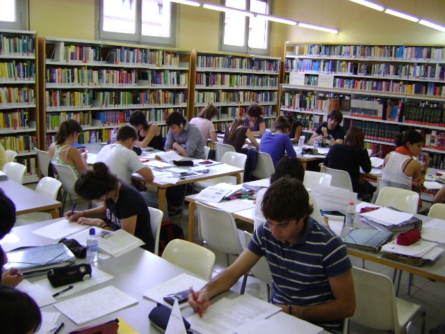 Aquest dilluns els estudiants apuraven les últimes hores a les biblioteques