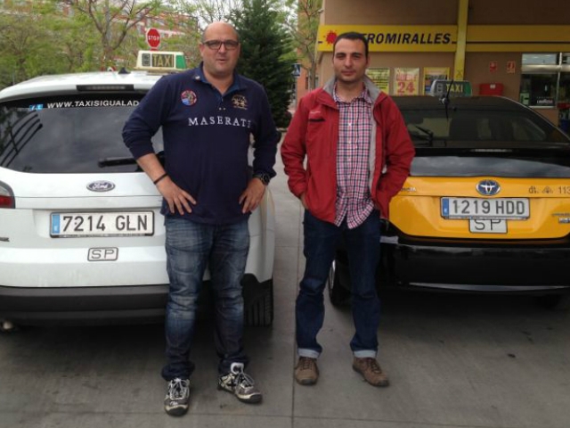 Ricard Tomàs i Enric Baltasar davant dels seus taxis