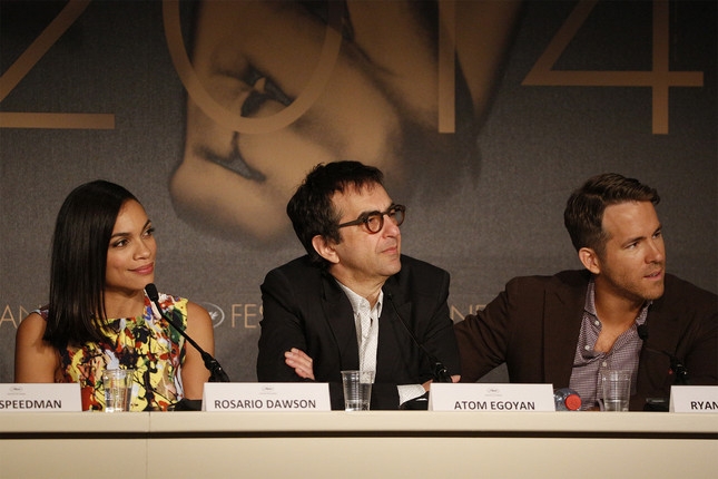 Rosario Dawson, Atom Egoyan i Ryan Reynolds a la presentació de "Captives"