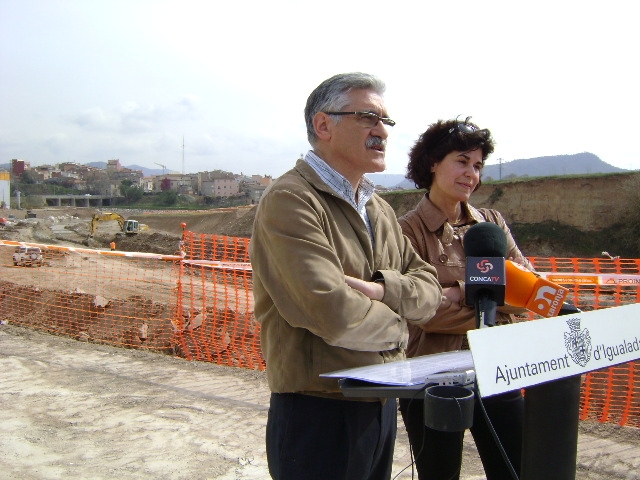 La regidora de medi ambient, Conxa Castells amb Francesc  Benet de l'ACA