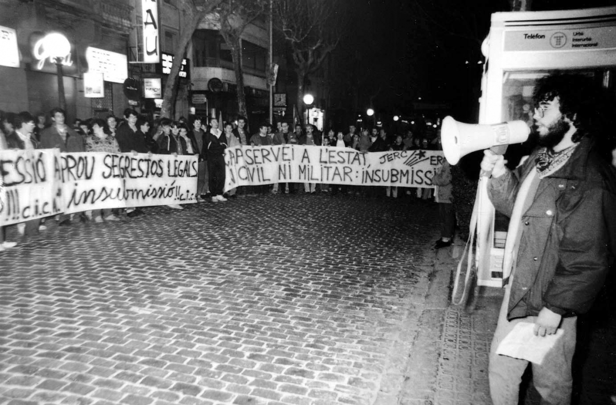 Manifestació, el 25 de febrer de 1990, per l'alliberament del Joan Cruz, que havia entrat preventivament a la presó Model.  (ACAN/Fons La Veu de l'Anoia)