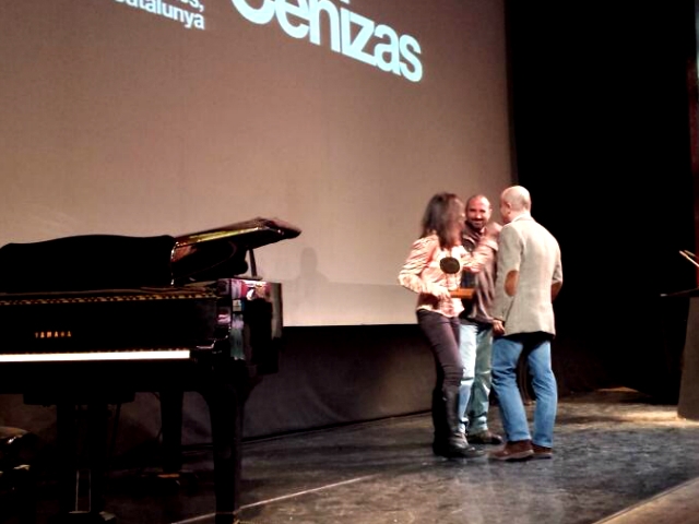 Llorenç Castañer recollint el Premi al millor guió per 'Cenizas'. Foto:@FestivalZoom