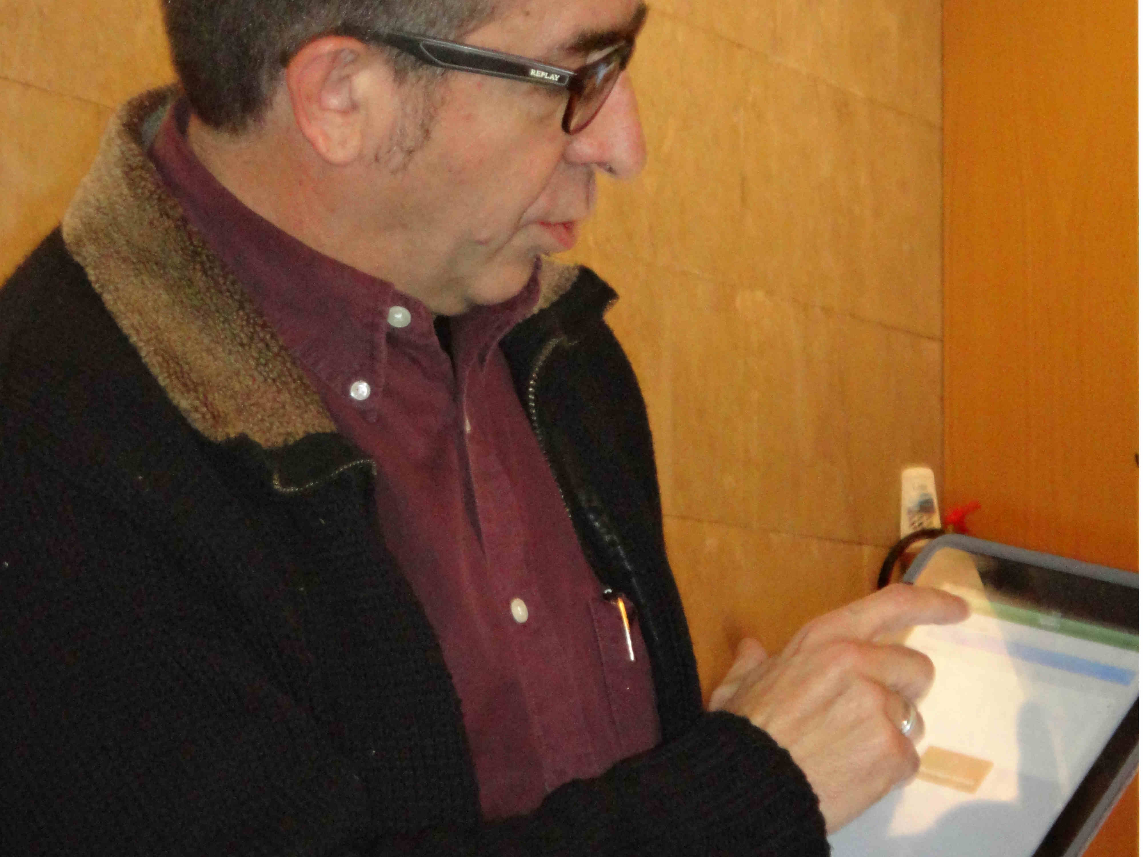 Pep Solé mostrant l'aplicació