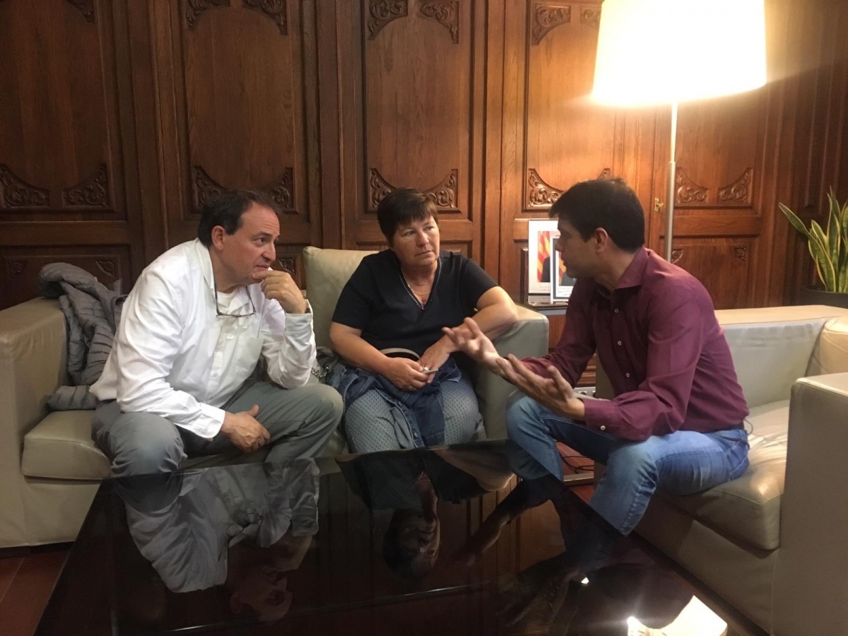 L'alcalde Marc Castells, amb Teresa Maria Jorba i Miquel Canet d'Àuria Cooperativa