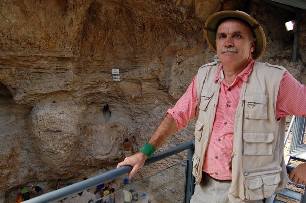 Eudald Carbonell, a l'abric Romaní, ha fet el pròleg del llibre