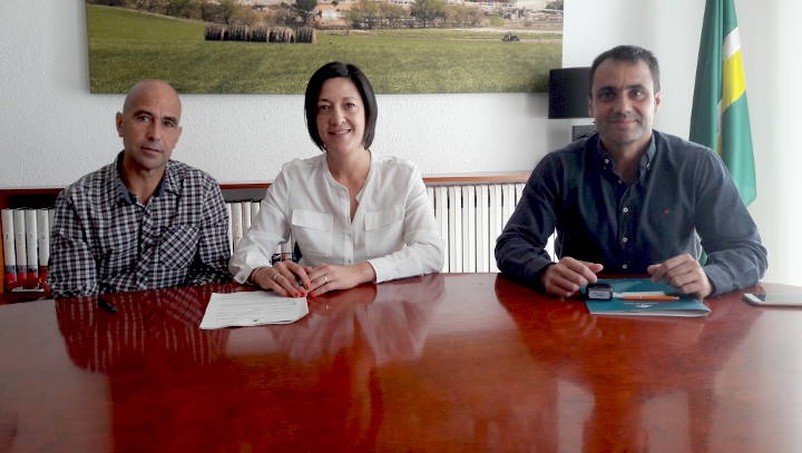 El regidor Grados, l'alcaldessa Trucharte i el gerent de Voracys, durant la firma