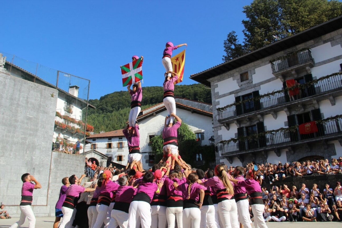 Els igualadins van aixecar dos pliars amb l'estelada i la ikurrina