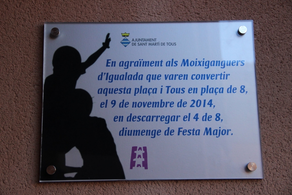 La placa descoberta diumenge a la façana de l'Ajuntament