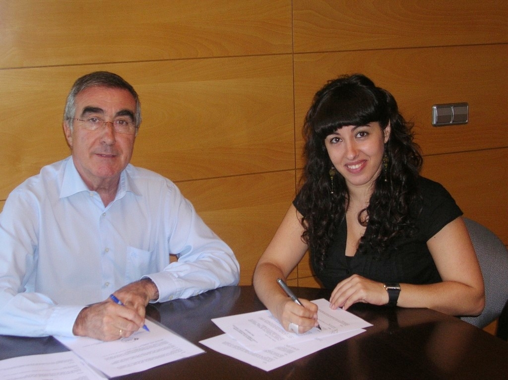 Pere Carles i Laura hernán, signant el conveni