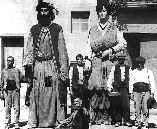 Gegants de la ciutat a la Festa Major. Arxiu Municipal d’Igualada. Foto d’Antoni Tomàs (24 d’agost de 1914)