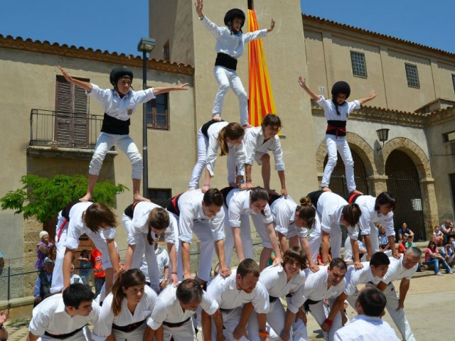 Actuació dels Falcons de Vallbona a la Plaça de l'església