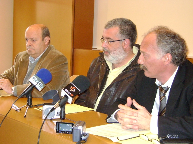 El president Josep Mª Planas, l'alcalde de Masquefa, Xavier Boquete i el gerent d'Apinas, Jordi Aymamí en la signatura de l'acord de cessió del local