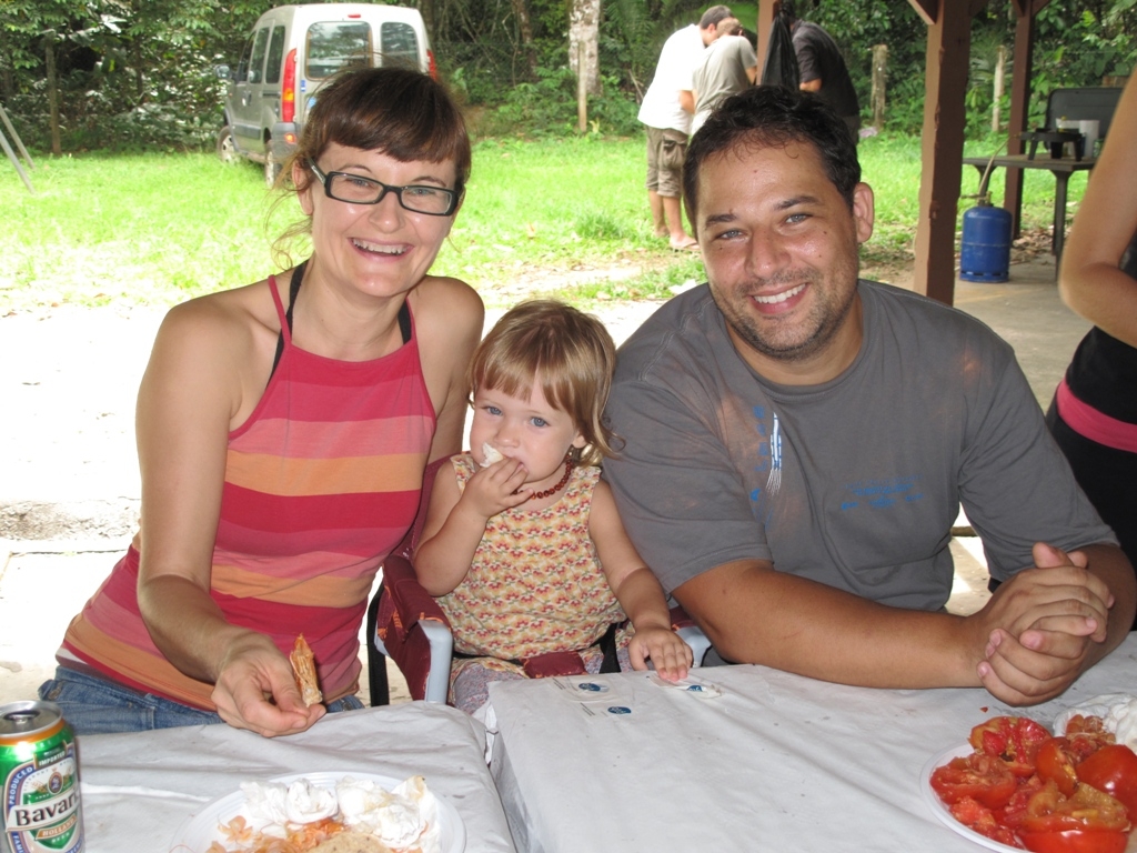 Roger Victori amb l'Helga i la Margot a la Guayana