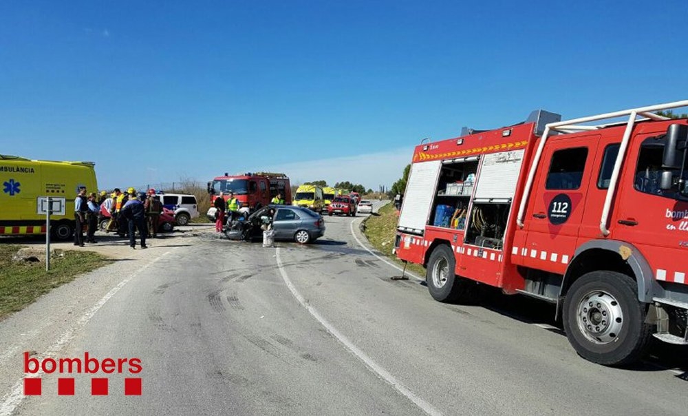 L'accident ha obligat a tallar la via FOTO: Bombers