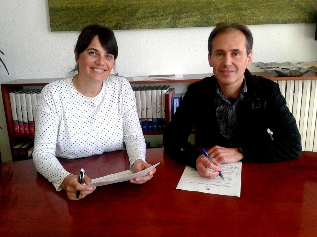 L'alcaldessa Vanesa González, en la firma del conveni amb Jordi Vilarrubias