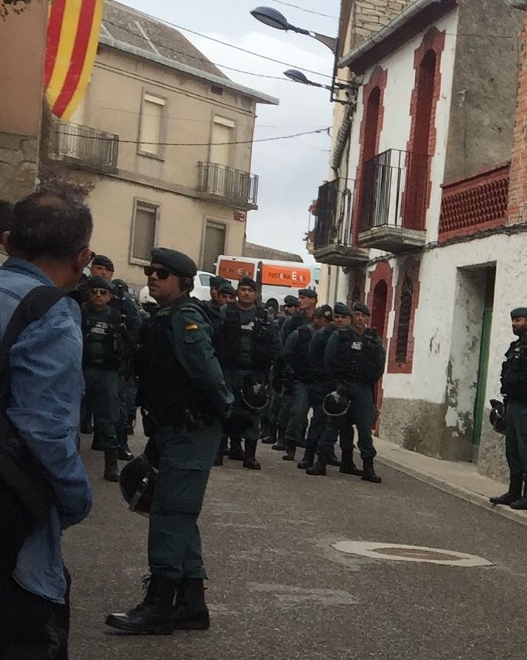 Uns 150 agents de la Guàrdia Civil han envoltat un col·legi a Montmaneu