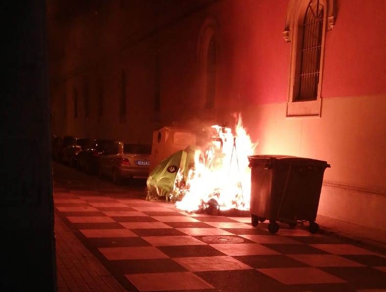 El contenidor cremat al carrer Pare Mariano