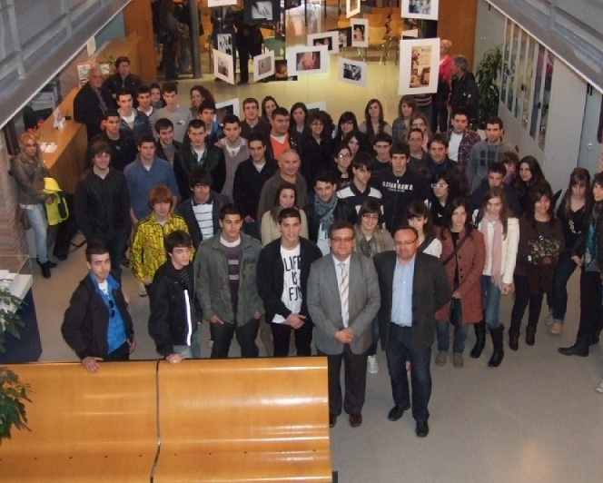 La foto dels estudiants que van rebre les beques en una anterior edició, amb els regidors