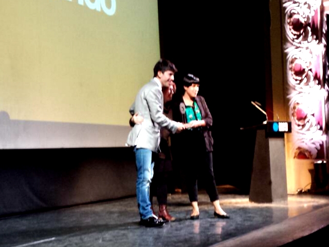 Laura Fernández i Víctor Sevilla recollint el premi a la millor sèrie de televisió, 'Vive Cantando'. Foto:@FestivalZoom