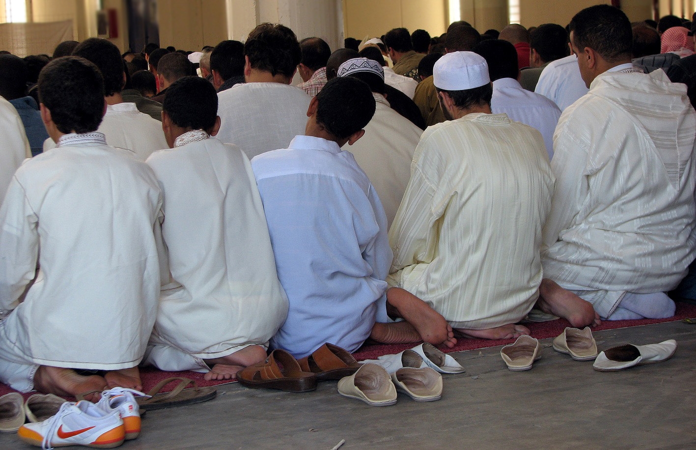 Homes resant en una mesquita - ACN